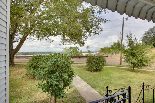 Charming Cottage with Mississippi River Views! - image 6