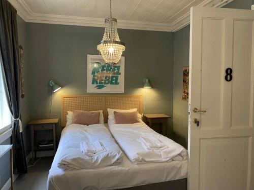 1 double bed, 1 twin bed