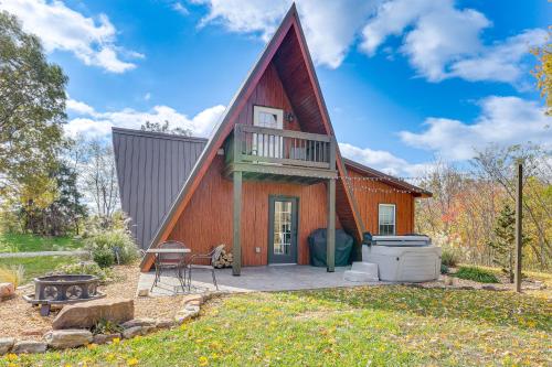 Hot Tub, Fire Pit, BBQ, On-Site Pond: Kenton Cabin in Martin (TN)