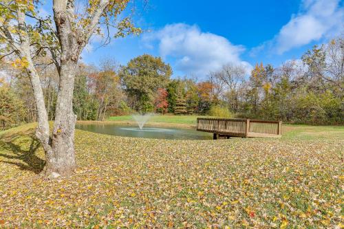 Hot Tub, Fire Pit, BBQ, On-Site Pond: Kenton Cabin in Martin (TN)