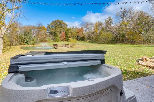 Hot Tub, Fire Pit, BBQ, On-Site Pond: Kenton Cabin in Martin (TN)
