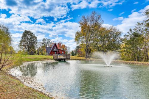 Hot Tub, Fire Pit, BBQ, On-Site Pond: Kenton Cabin in Martin (TN)