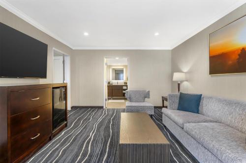 Best Western Plus Carriage Inn Room Type - King Suite with Bath Tub - Mobility Access