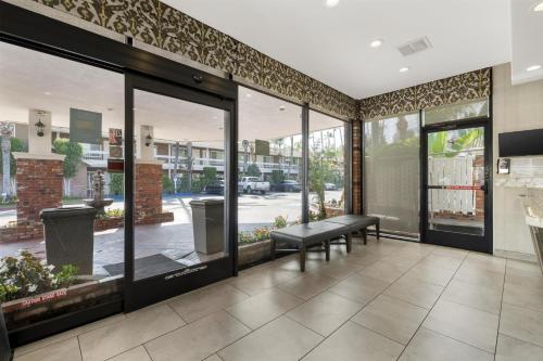 Best Western Plus Carriage Inn - image 7