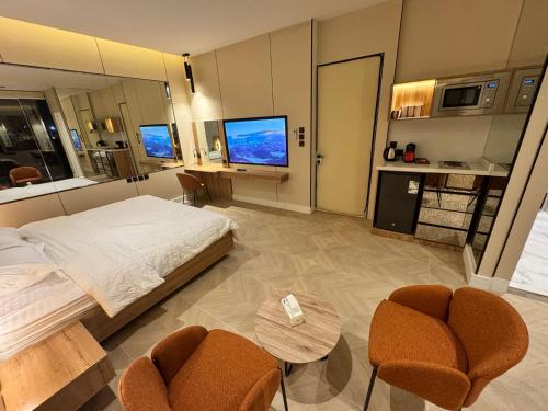3 bedrooms, 6 beds