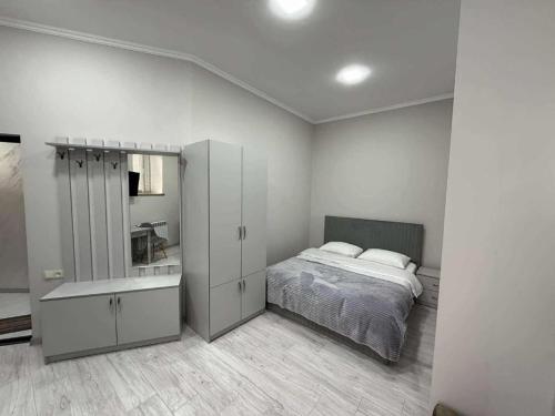 1 queen bed, 1 sofa bed