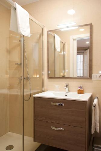 Linares Rooms Santiago PR Linares is perfectly located for both business and leisure guests in Santiago De Compostela. Both business travelers and tourists can enjoy the hotels facilities and services. Luggage storage, tou