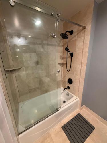 ฝักบัว, Trio Apartment in ฟอร์ทลี (NJ)