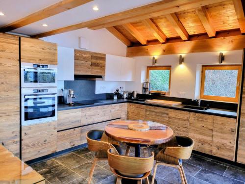 Chalet spacieux renove · Terrasse · Wifi gratuit - FR-1-346-570 in Montvenix