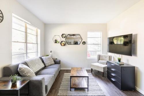 Find Peace at Charming Comfortable Downtown Home in Whitesboro (TX)