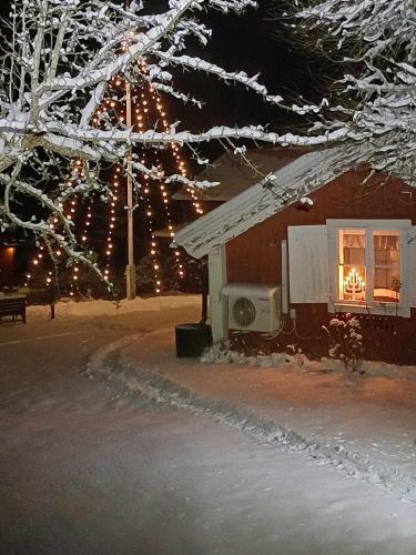 Nävekvarn, torp med bastu och badtunna nära vandringsled (Navekvarn, torp med bastu och badtunna nara vandringsled) in Navekvarn