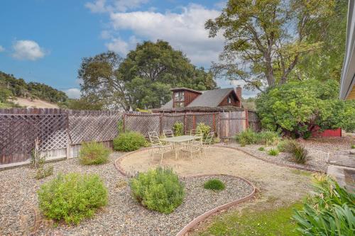 . 2 Mi to Dtwn Atascadero! Cozy Cottage w/ Yard