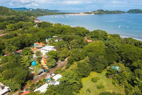 Casa Guitarra - Playa Potrero, modern house, pool in guitar shape, one floor in Potrero