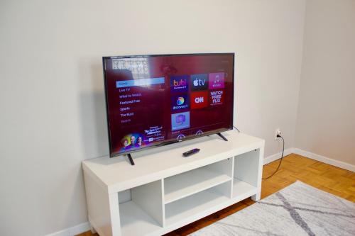Times Square - One Block Away 2 Bedroom Apartment 여행 추천 - 로드트립
