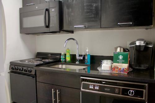 Times Square - One Block Away 2 Bedroom Apartment 여행 추천 - 로드트립