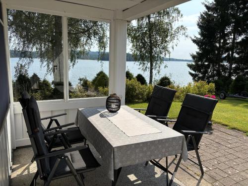 Schwedenhaus am See in Radetorp