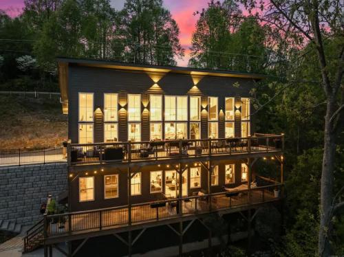 LUXE, Breathtaking Mountain Views, Hot Tub, Fire Pit, Fire Pit Table, Pool Table, 2 Living rooms, Universal EV Station, Hendersonville