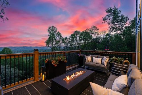LUXE, Breathtaking Mountain Views, Hot Tub, Fire Pit, Fire Pit Table, Pool Table, 2 Living rooms, Universal EV Station, Hendersonville (fotografie 8)