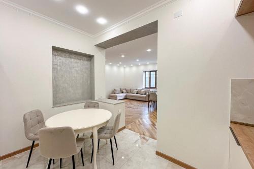 Bright and cozy family house in Yerevan, Armenia – khách sạn tại Avan