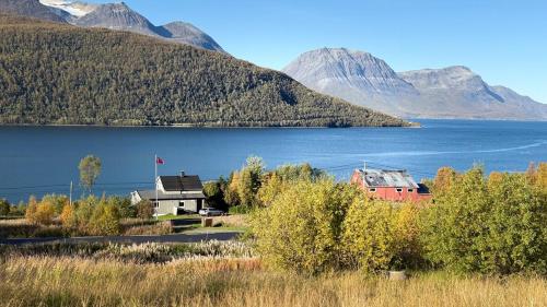 Myrvoll trails og view in Lakselvbukt
