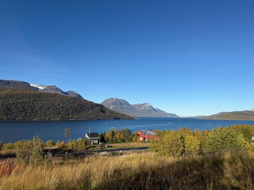 Myrvoll trails og view in Lakselvbukt