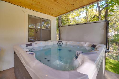 Game Room, Dock & Hot Tub: Grand Lake Getaway in Monkey Island (OK)