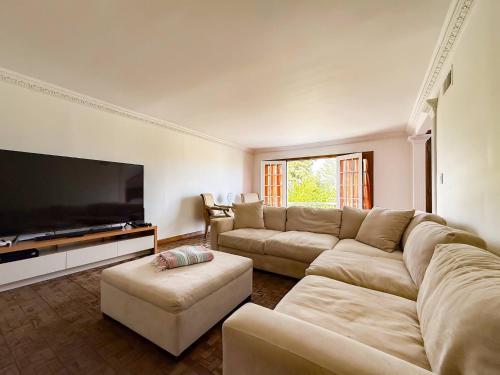 Recreational facilities, Vista Villa – Poolside Elegance with Views in Sherman Oaks