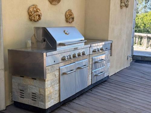 Facilities, Vista Villa – Poolside Elegance with Views in Sherman Oaks