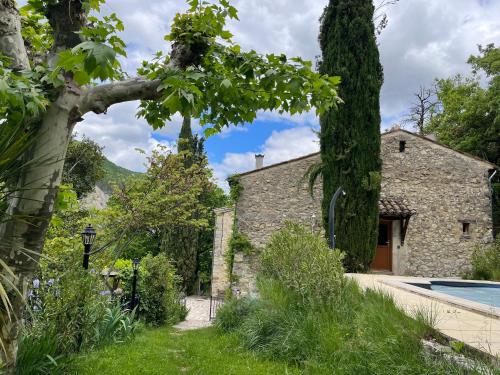 Exterior view, Mas ancien dans la nature, piscine privee, chauffe de mois d'avril in Montaulieu