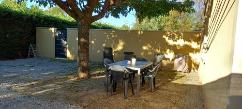 Градина, Gîte neuf tout équipé - 2 chambres, jardin privatif, clim & parking (Gite neuf tout equipe - 2 chambres, jardin privatif, clim & parking) in Galargues
