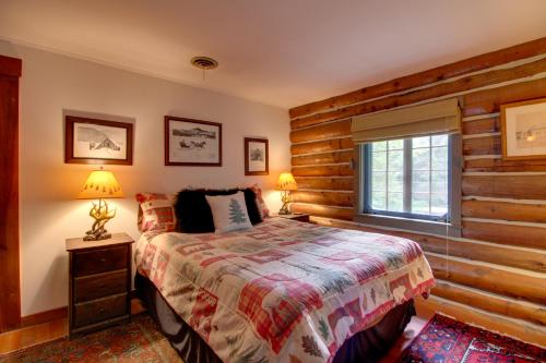 Award-Winning Log Cabin, Top 5 in New England! in Londonderry, USA