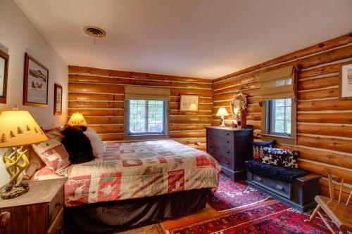 Award-Winning Log Cabin, Top 5 in New England! in Londonderry, USA