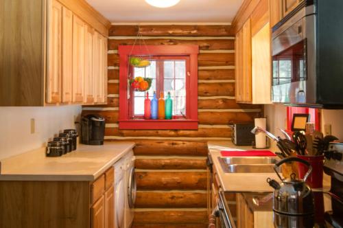 Award-Winning Log Cabin, Top 5 in New England! in Londonderry, USA