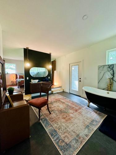 บริการและสิ่งอำนวยความสะดวก, The Grandview: Luxe Home w Mountain Views in ทราเวลเลอร์ เรส (SC)
