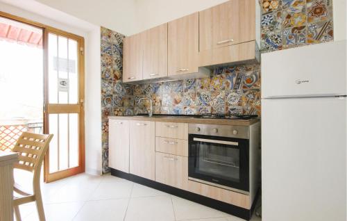 廚房, 1 Bedroom Awesome Apartment In Casal Velino in 阿斯瑪麗娜