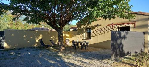 Gîte neuf tout équipé - 2 chambres, jardin privatif, clim & parking (Gite neuf tout equipe - 2 chambres, jardin privatif, clim & parking) in Galargues