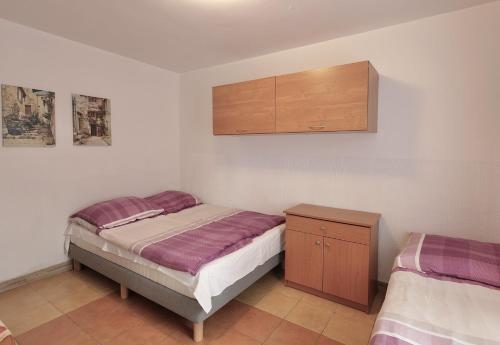 1 queen bed, 1 sofa bed