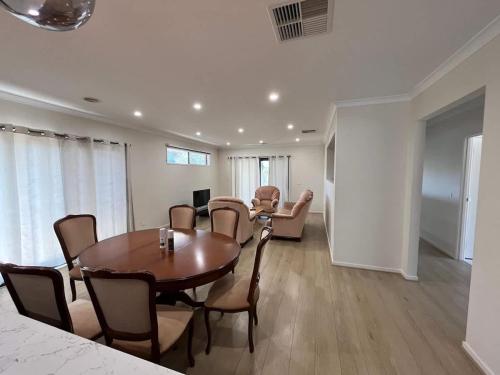 Modern Burnside Family Retreat in Modeina Estate in 卡羅林斯溫泉