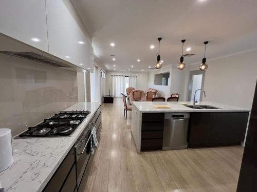 Modern Burnside Family Retreat in Modeina Estate in 卡羅林斯溫泉