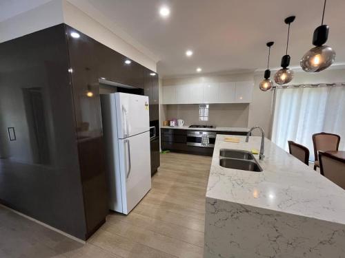 Modern Burnside Family Retreat in Modeina Estate in 卡羅林斯溫泉