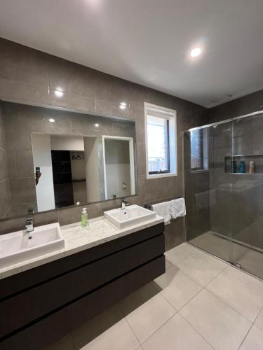 Modern Burnside Family Retreat in Modeina Estate in 卡羅林斯溫泉