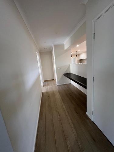 Modern Burnside Family Retreat in Modeina Estate in 卡羅林斯溫泉