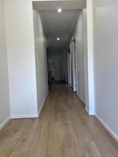 Modern Burnside Family Retreat in Modeina Estate in 卡羅林斯溫泉