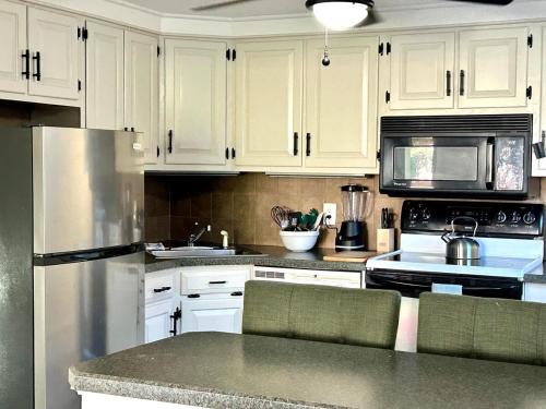 . Litchfield Retreat, Wineries, Foliage & Skiing