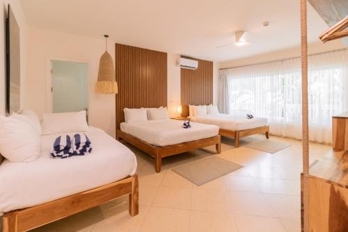 2 queen beds, 1 twin bed