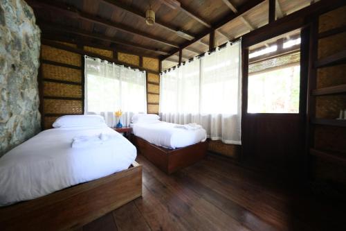 2 twin beds