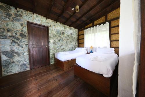2 twin beds