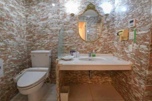 room detail thumbnail 2