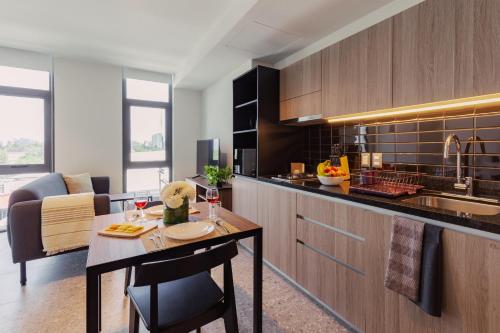 Bright & Modern Studio w/ Gym & Pool | VIATO HOMES