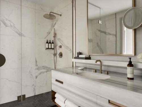 Deluxe Mount Temple Room